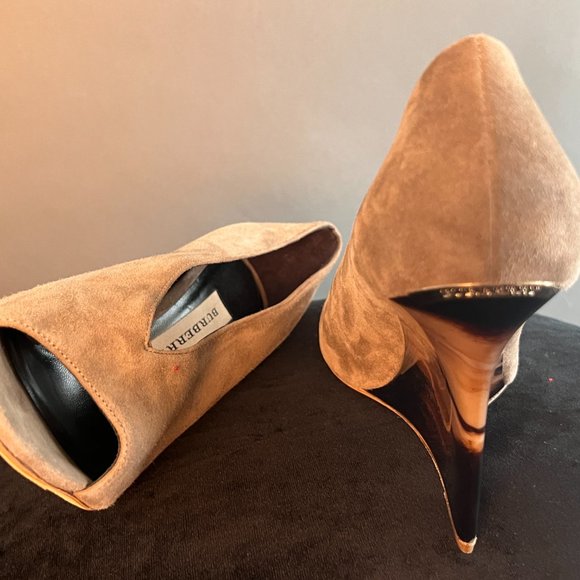 🎉HOST PICK 🎉 Burberry Shoes - STUNNING ARTWORK - Picture 4 of 7